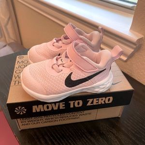 Baby Nike Sneakers - Revolution 6 - Size 4